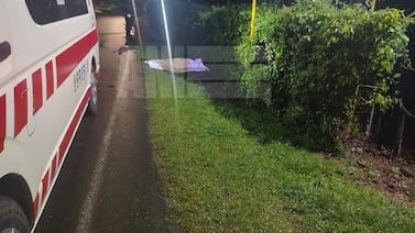 Mujer muere atropellada por ambulancia privada cuando trató de cruzar la ruta 32