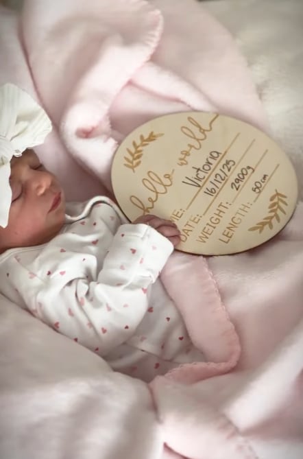 Gabriela Durán y Kevin Barrantes, experiodistas de Teletica, ya tienen a su hija Victoria entre sus brazos tra su nacimiento este 16 de diciembre.