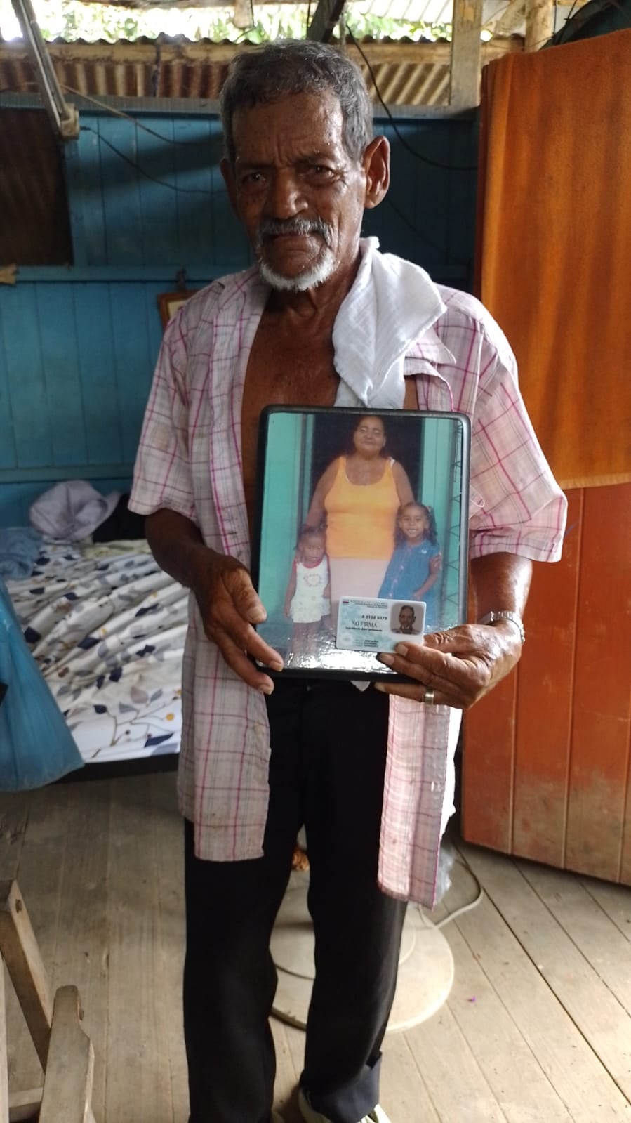 José María Saavedra Hernández es vecino de Ciudada Neilly, cariñosamente le dicen Pana Pata Pelada, tiene 94 años y hasta el 27 de mayo del 2024 pudo tener cédula de identidad, era un ciudadano de ninguna parte.