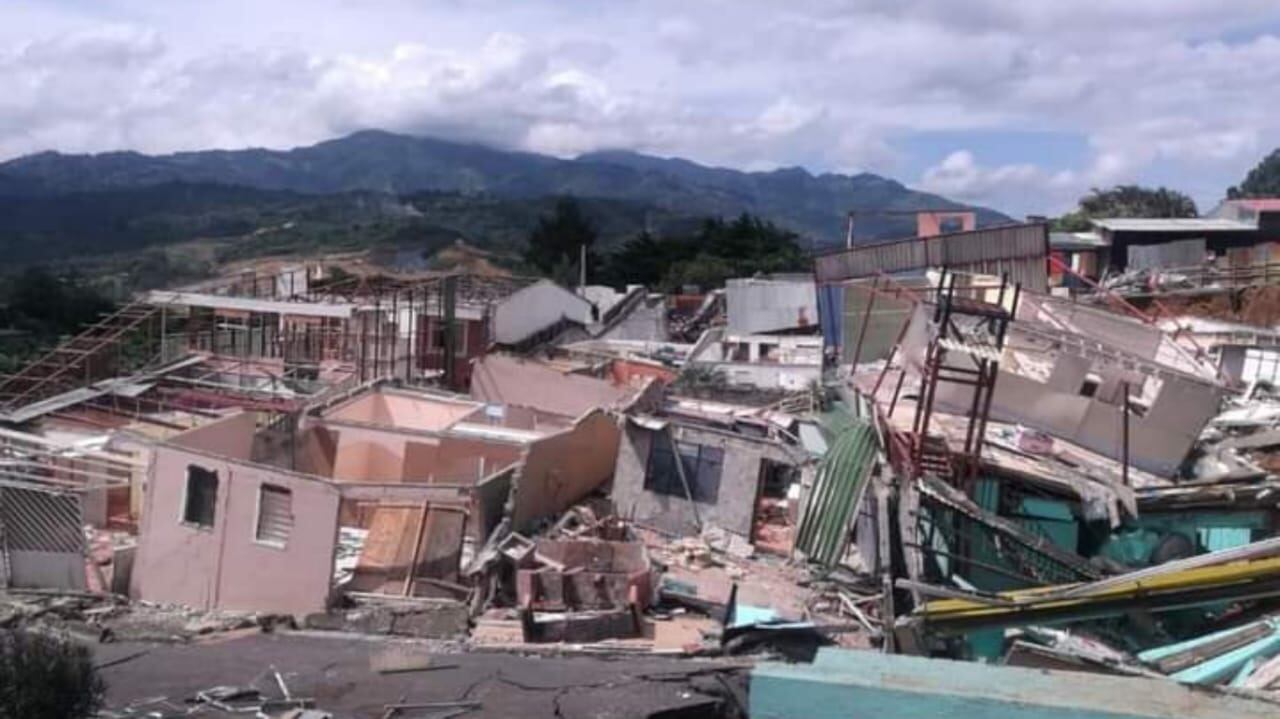 Deslizamiento causa destrucción de 27 casas en urbanización Valladolid de Desamparados. Foto cortesía.