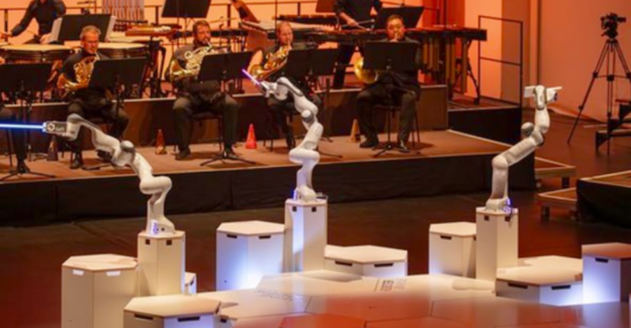 Robot dirige orquesta