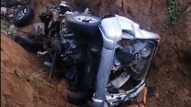 Así ocurrió el mortal accidente en el que dos carros y un tráiler quedaron despedazados