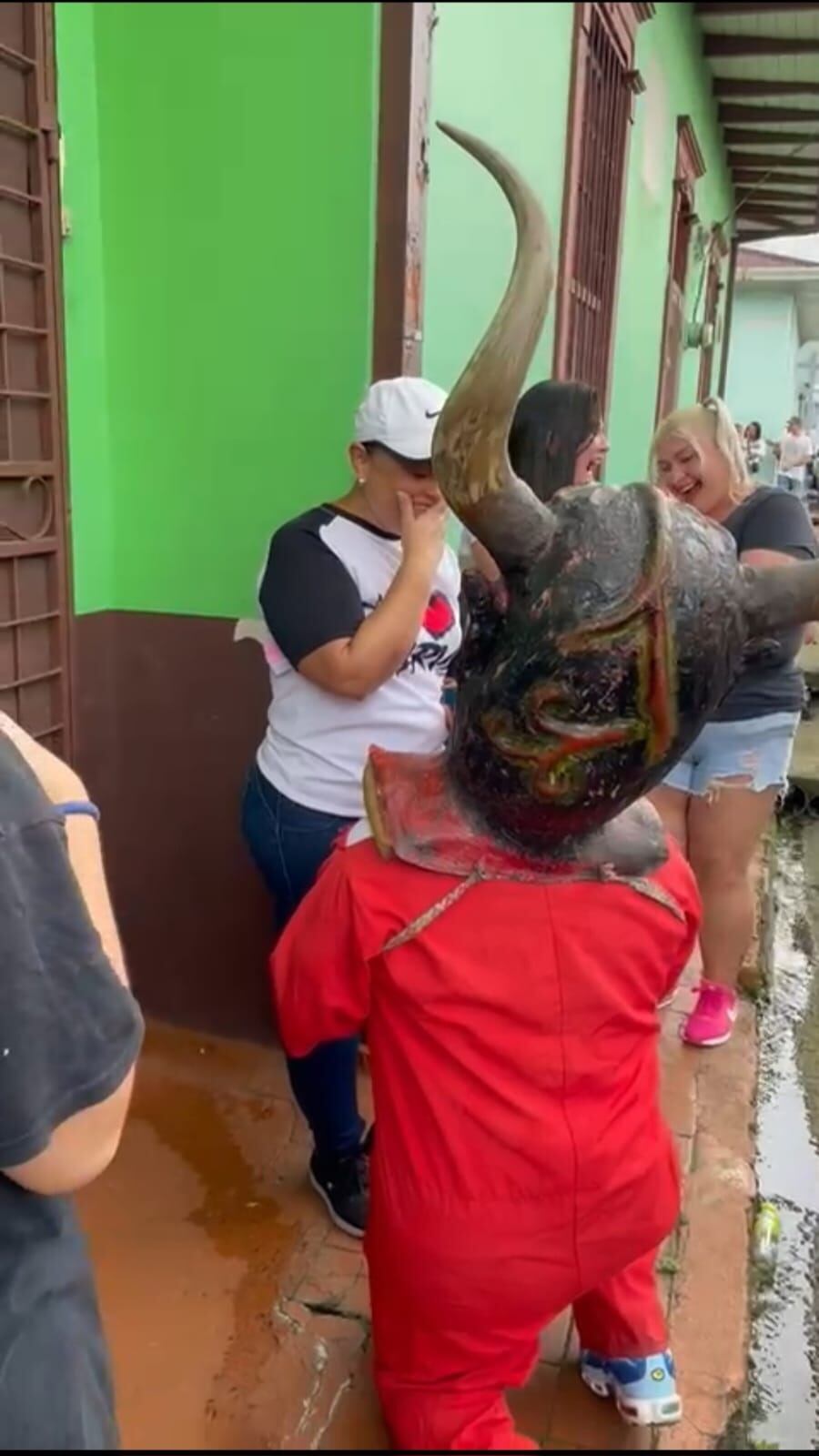 El diablo pidió matrimonio entre vejigas de chancho y le dijeron que sí. El diablo es Gustavo Moreno Camacho, tiene 45 años y es barveño de la pura cepa. La novia a la que le propusieron matrimonio es Elizabeth Salas Víquez, tiene 49 años, también es barveña desde el ombligo y hasta en su sangre corre el ADN mascarero.