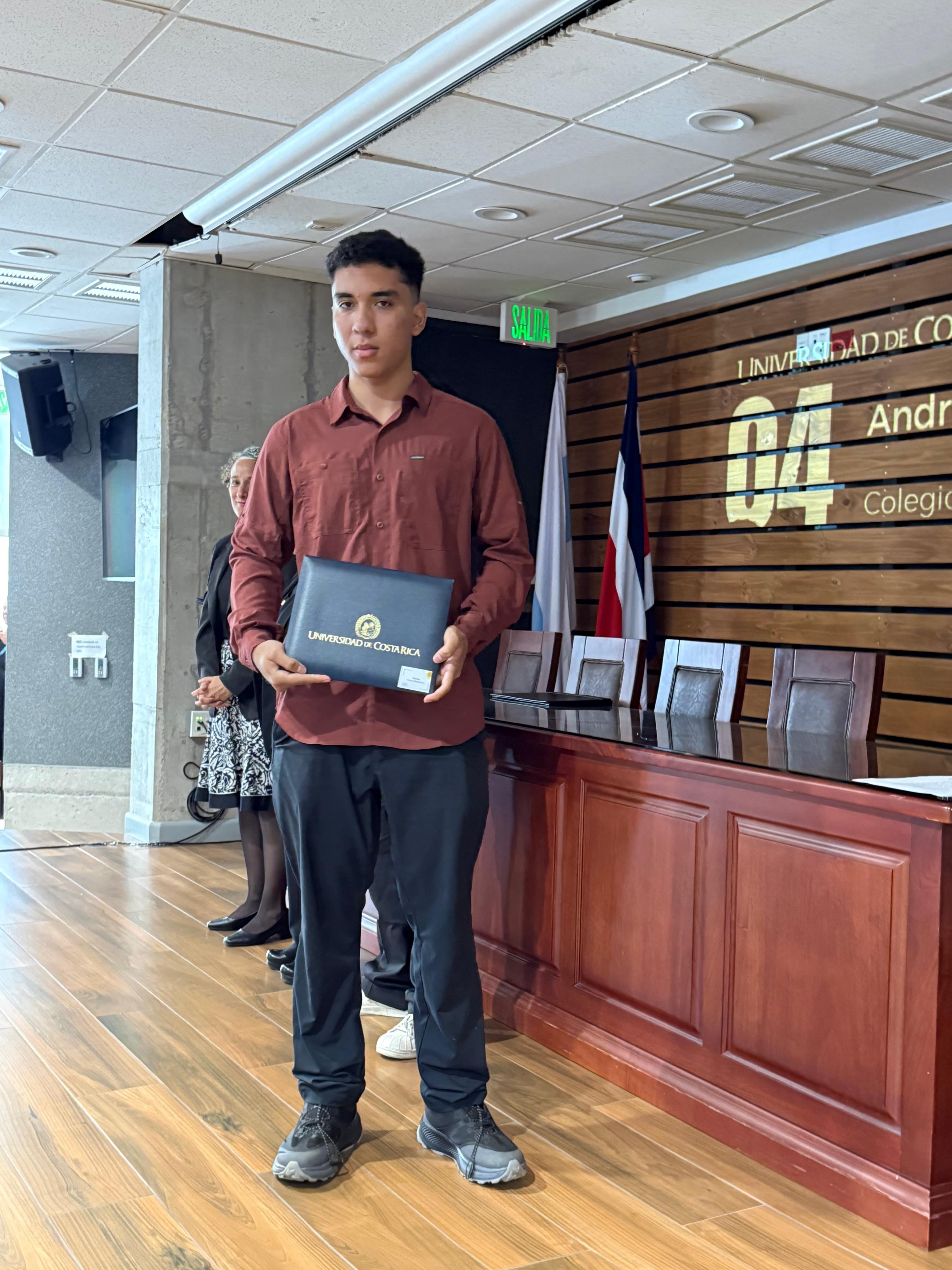 A 15 kilómetros del centro de Nicoya, en Guanacaste, hay un pueblito de no más de 500 personas, se llama Gamalotal y ahí vive Marvin Herrera Baltodano, un joven soñador que logró la tercera mejor nota en el examen de admisión 2026 de la UCR