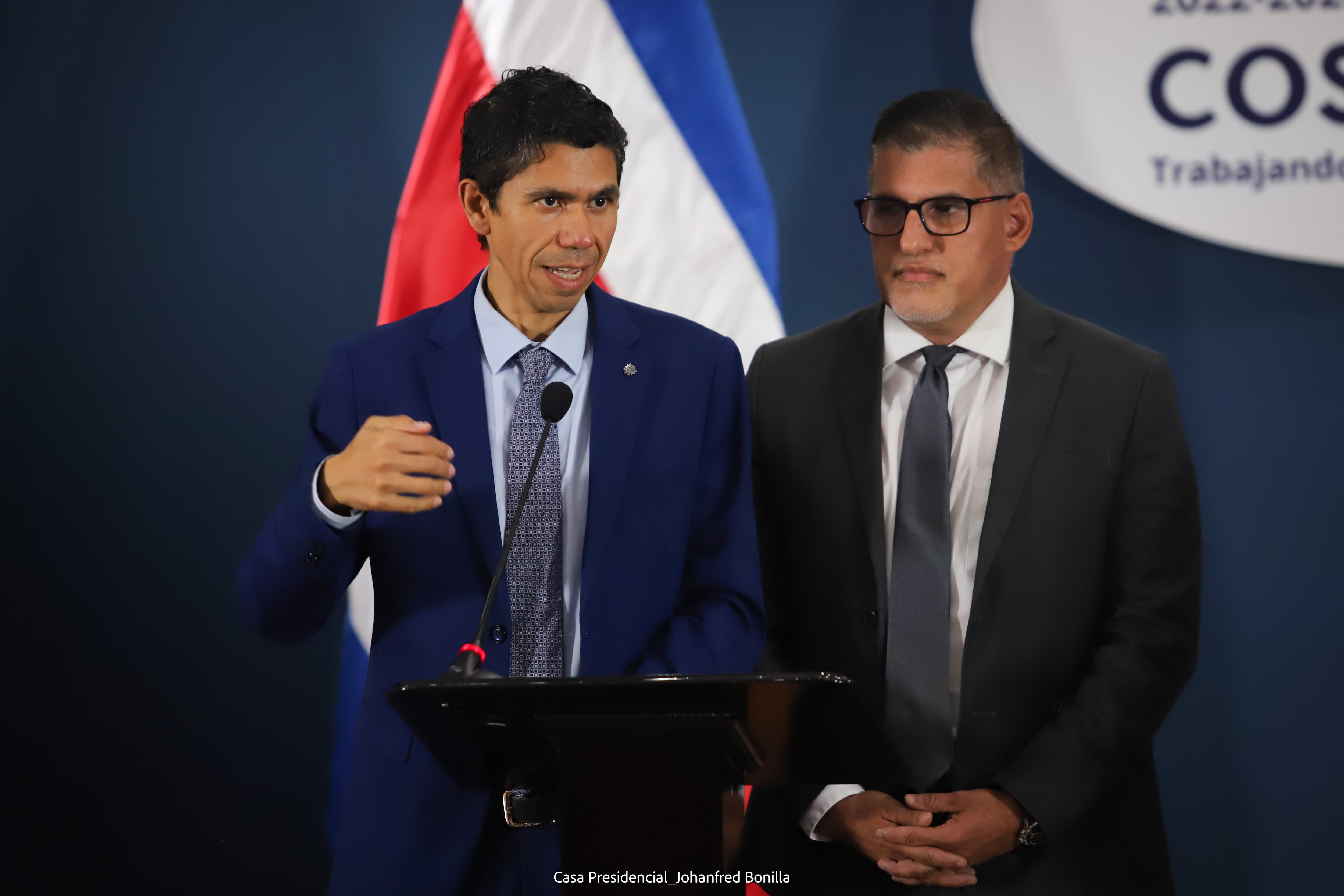 Conferencia de Consejo de Gobierno, el director del Conavi, Mauricio Batalla, y el ministro del MOPT, Luis Amador