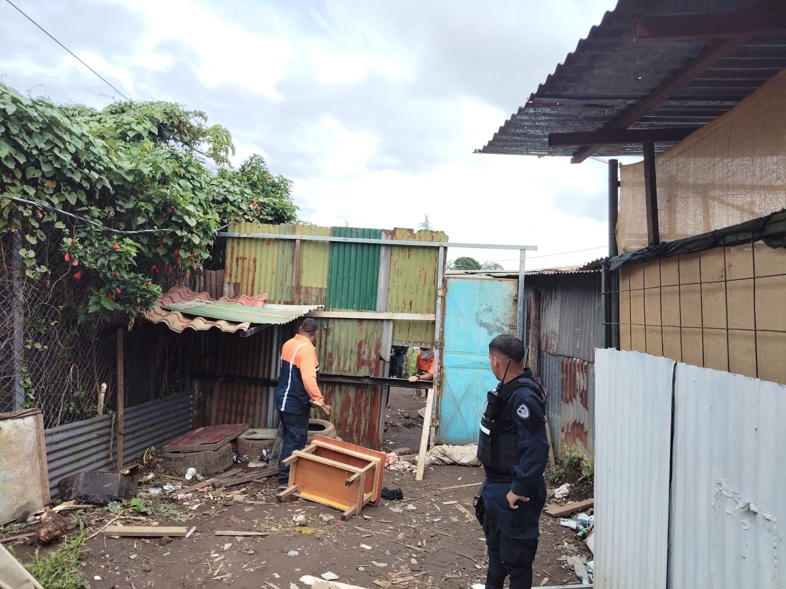 Los narcos decidían quién podía pasar por la servidumbre que cerraron.