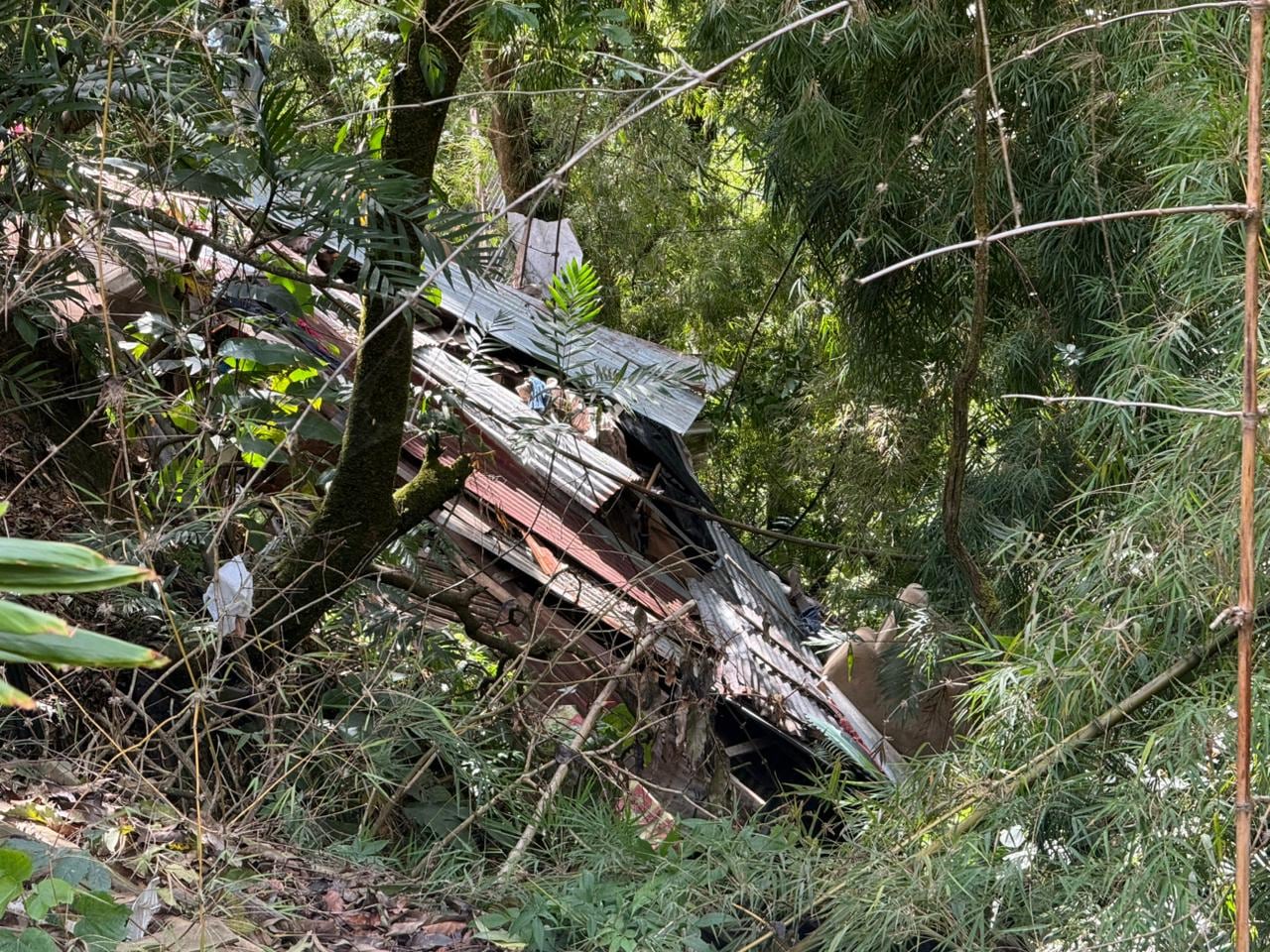 Una vivienda colapso este domingo en Carrizal de Alajuela
