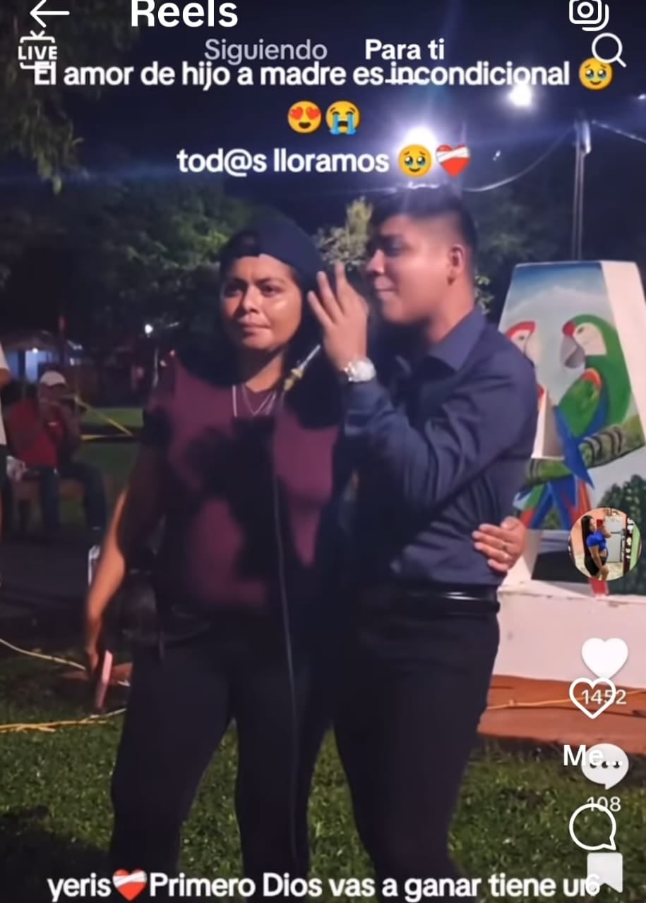 Yeris Lobo, participante de Nace una estrella con su mamita.