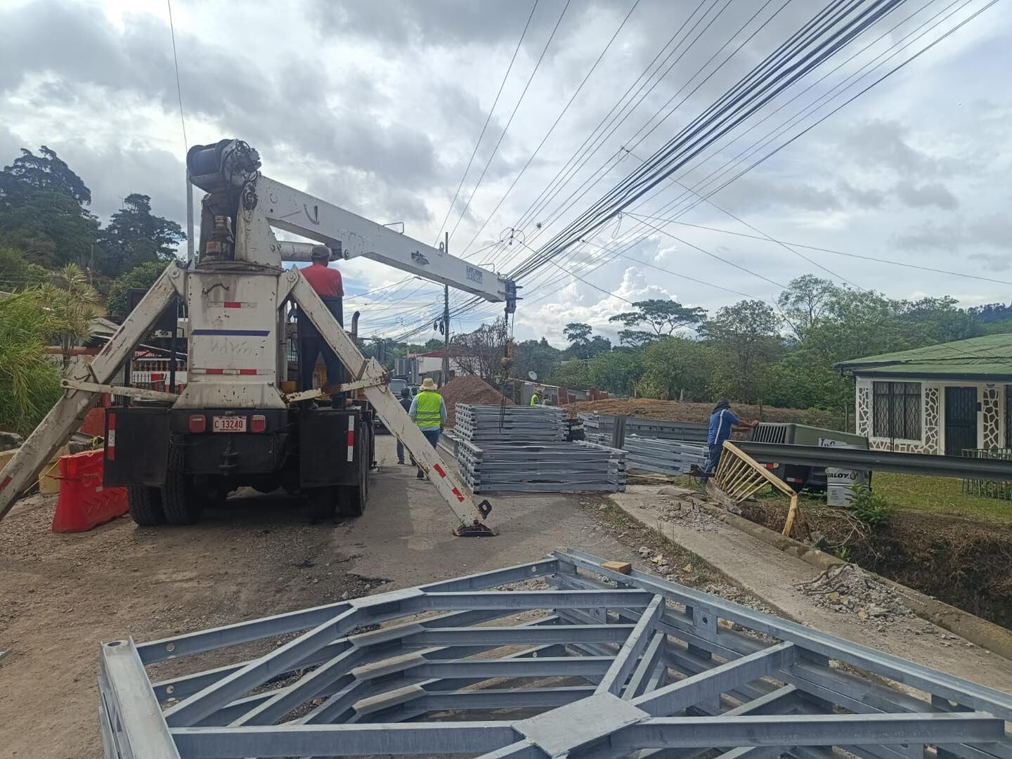 Instalación del puente Bailey sobre el río Damas, en Desamparados