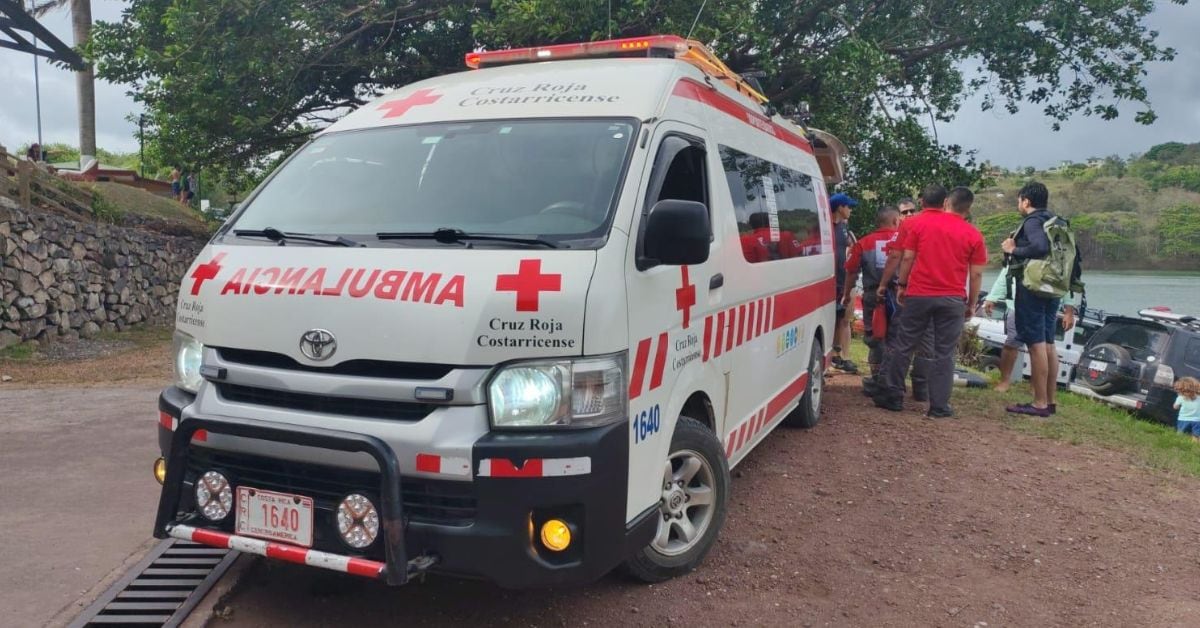 en la imagen una ambulancia de la Cruz Roja