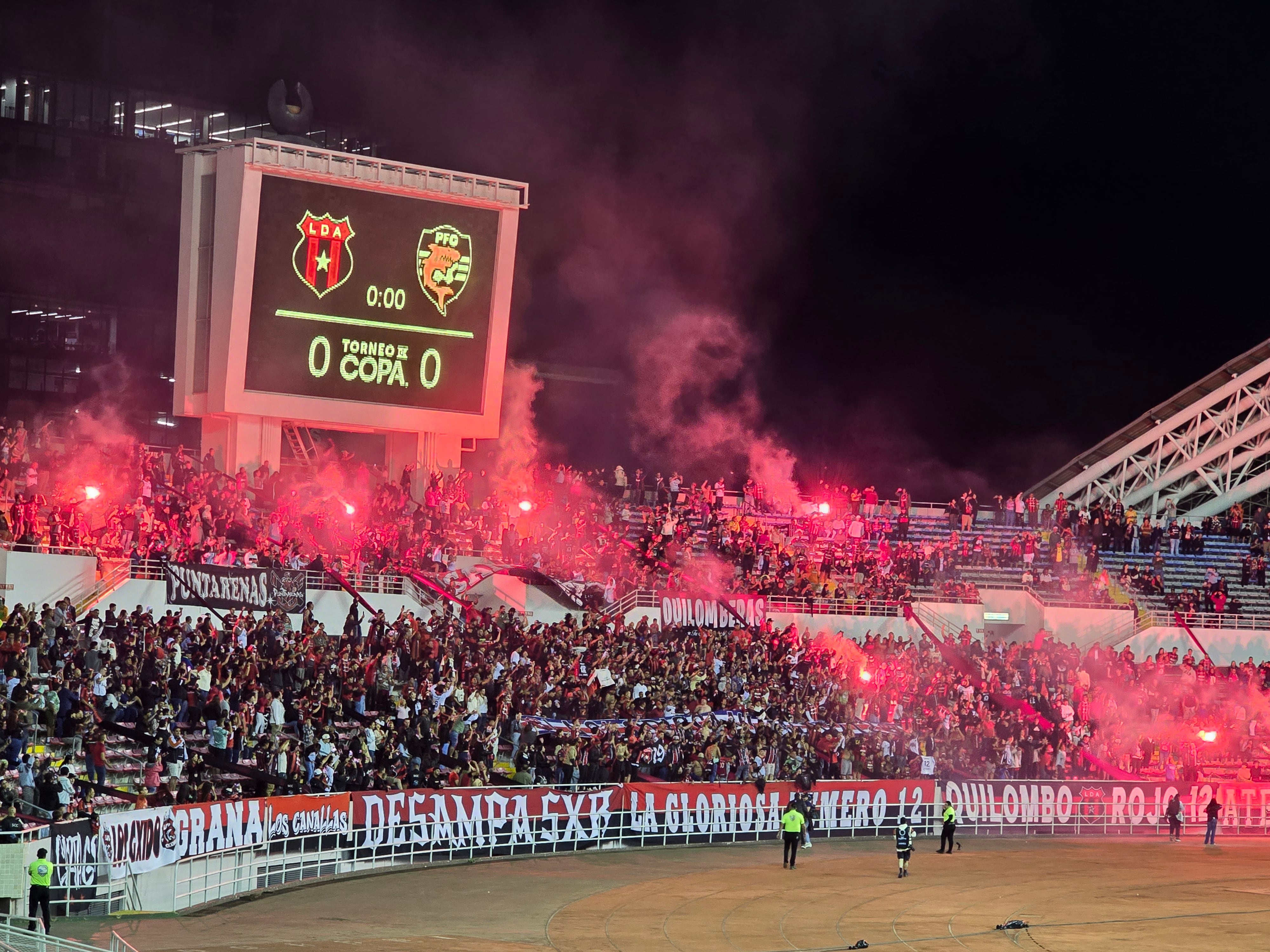 Ya se juega la final del Torneo de Copa entre Liga Deportiva Alajuelense y Puntarenas FC en el Estadio Nacional.