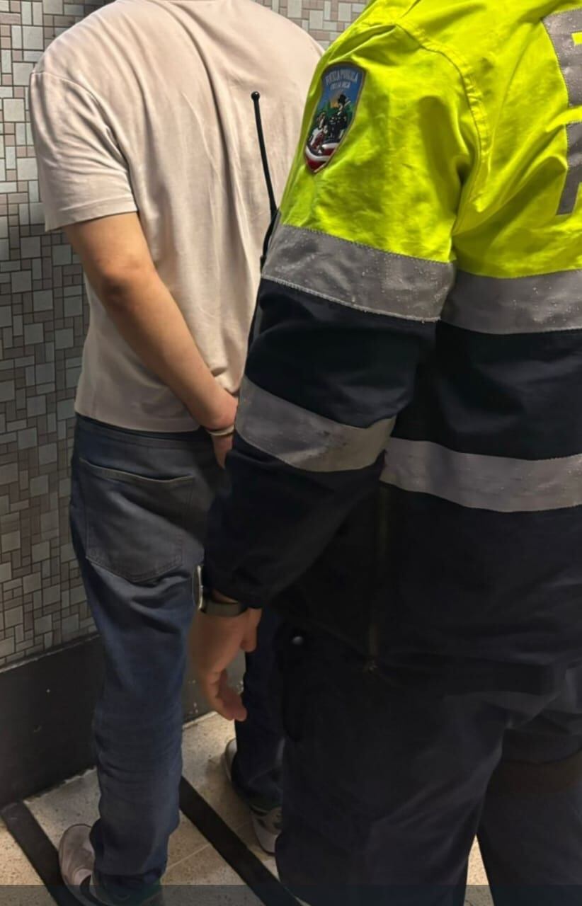 El francés de 33 años también le habría pegado un balazo al carro de su inquilino.