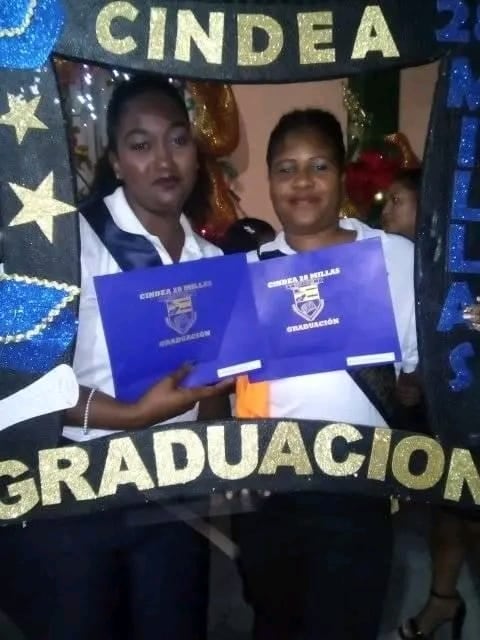 Wendy Mayela Quesada Martínez (al lado derecho de la pantalla) se graduó del colegio, el título lo recibió junto a su hermana Amairani Sanders Martínez. Foto: Amairani Sanders