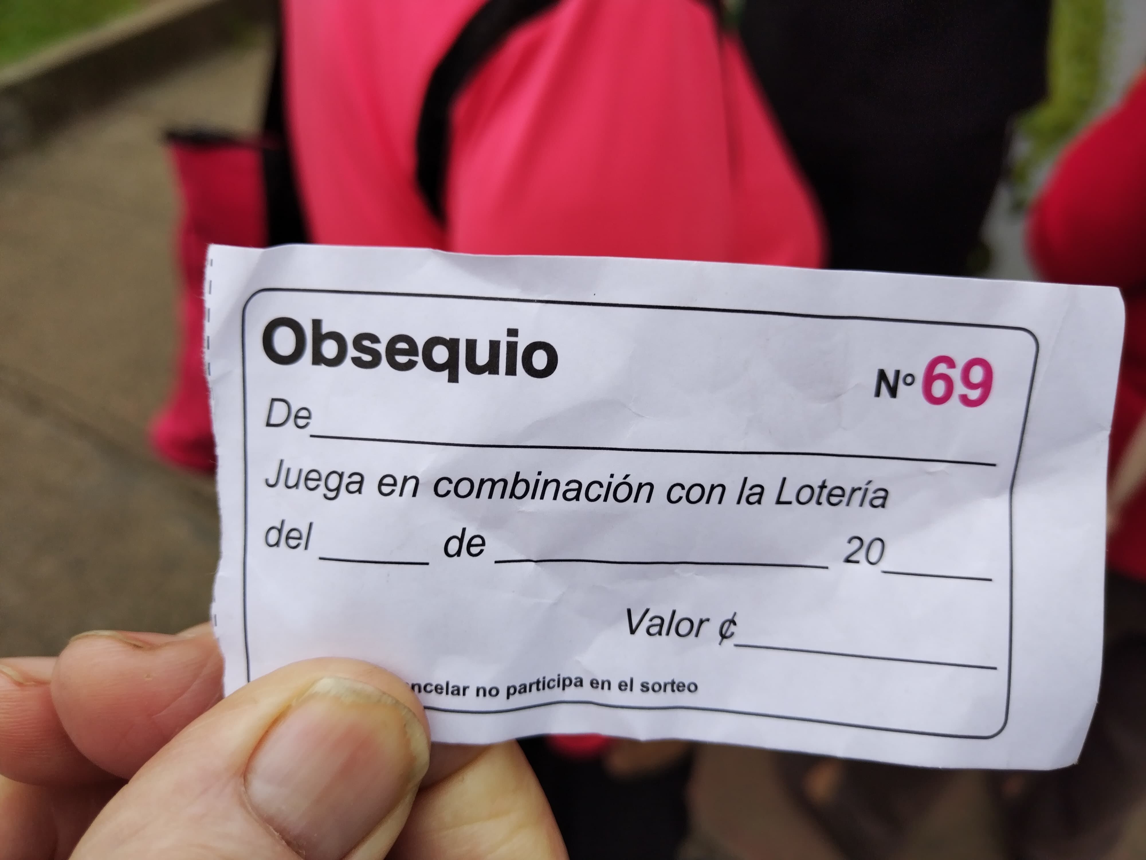 El sobreprecio se convirtió en el rey en San José entre los que estaban vendiendo lotería porque un pedacito de mil colones llegó a ser vendido hasta el 5 rojos.