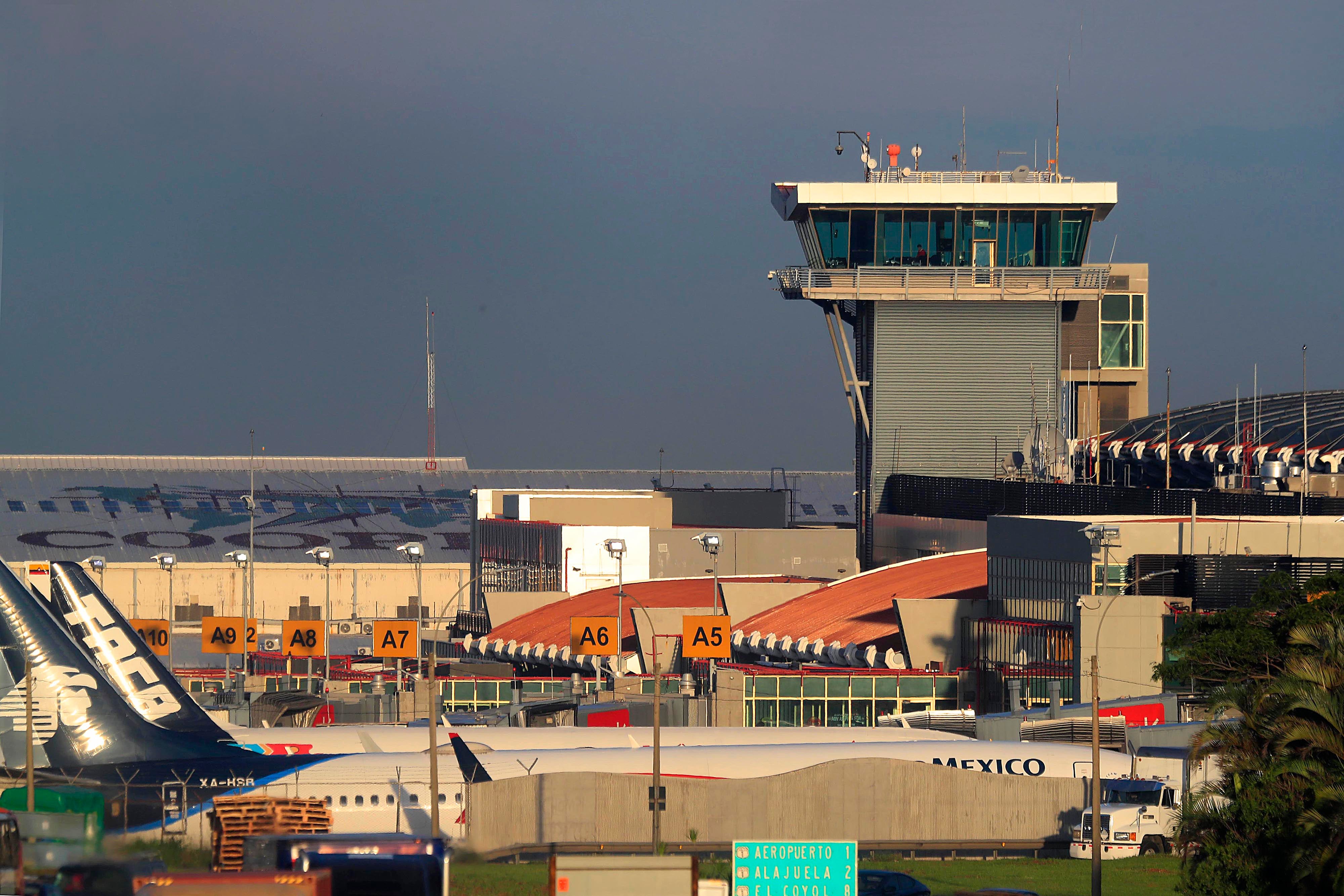 04/07/2023 Aeropuerto Juan Santamaría. Despegue y llegada de aviones, pista y torre de control. Para temas ralacionados con tráfico aéreo, aviones, torre de control, controladores aéreos, líneas aéreas, etc.