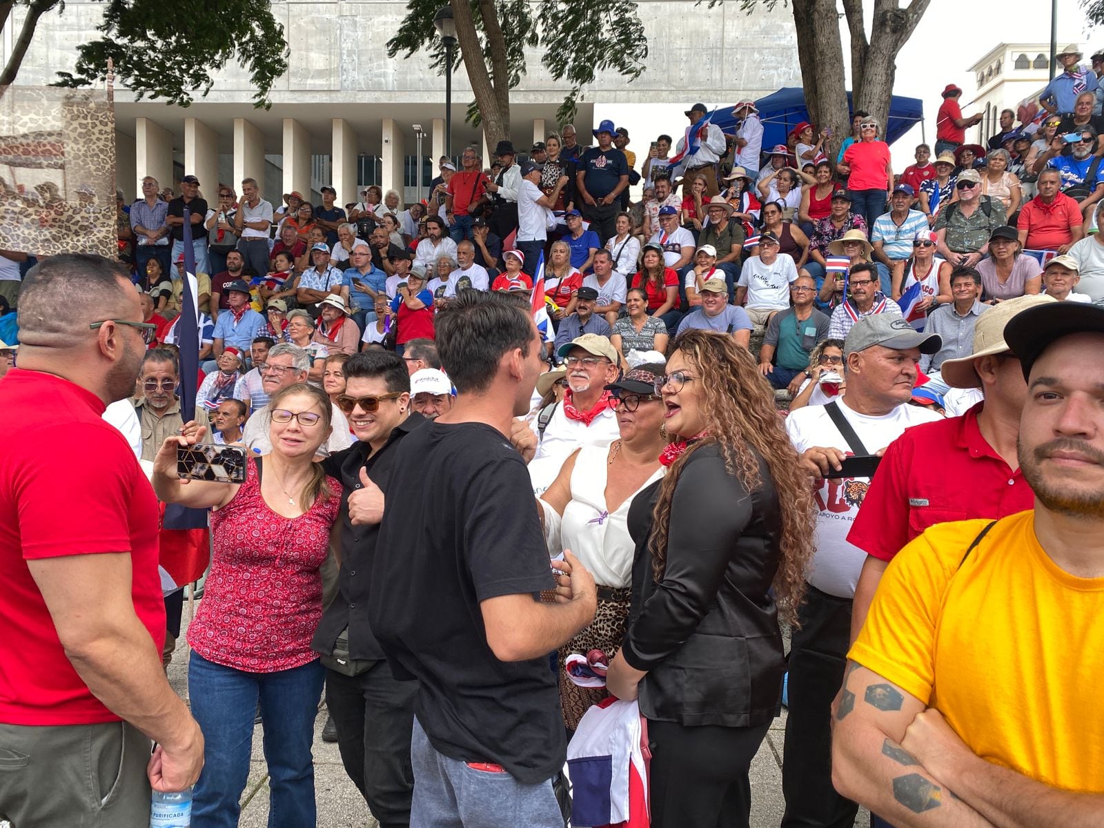 Decenas de manifestantes acudieron a la Plaza de la Democracia, para apoyar al presidente Rodrigo Chaves. Sergio Salazar.