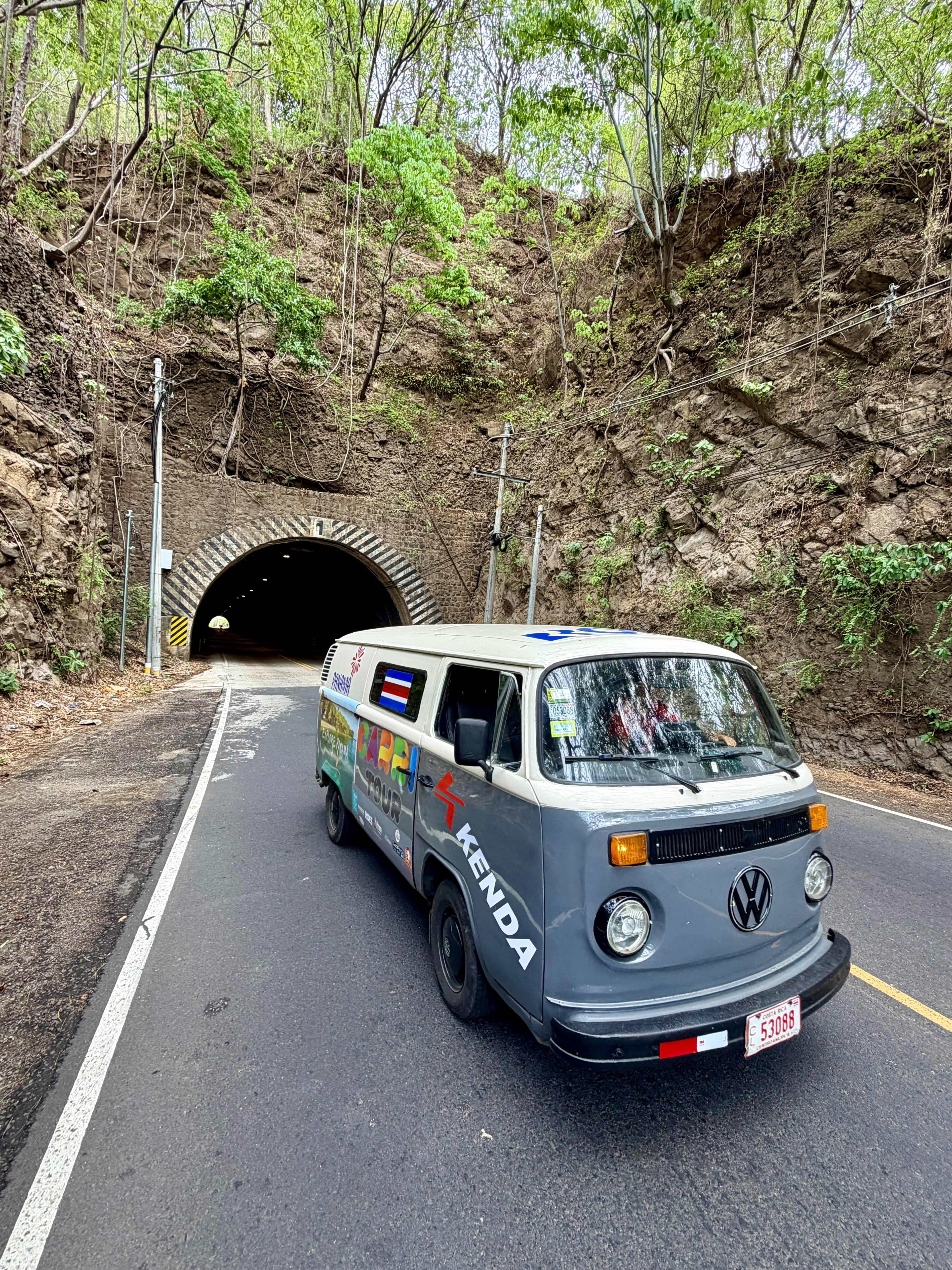 Don Eduardo Garita padre y Eduardo Garita hijo, quienes salieron de Costa Rica hasta Ciudad de México, el pasado 3 de junio, para emprender un viaje en una Volkswagen de 1975 que llaman “La Vocha Viajera”
