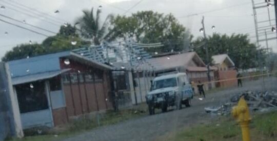Hombre es asesinado en barrio Los Cocos de Limón. Foto Raúl Cascante.