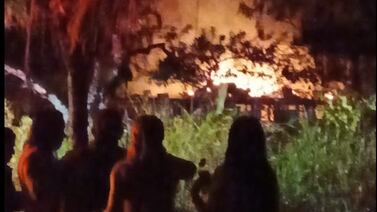 Señora de 68 años muere en voraz incendio que consumió por completo su casa en Osa