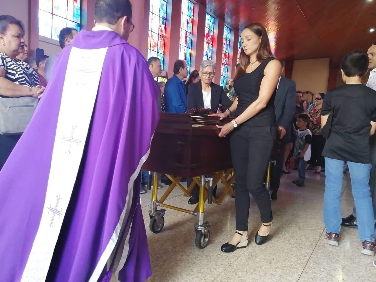 Entierro de hombre que fue asesinado en La Sabana al intentar defender a joven que era asaltada. Foto Keyna Calderón.