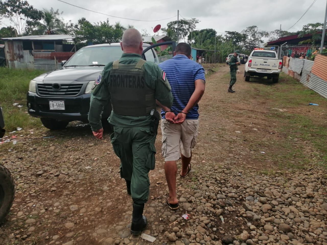 Una mujer amenazó y cortó con un machete a un Policía de Fronteras al parecer para evitar que le detuvieran a su esposo en Los Chiles, Alajuela. Foto: MSP