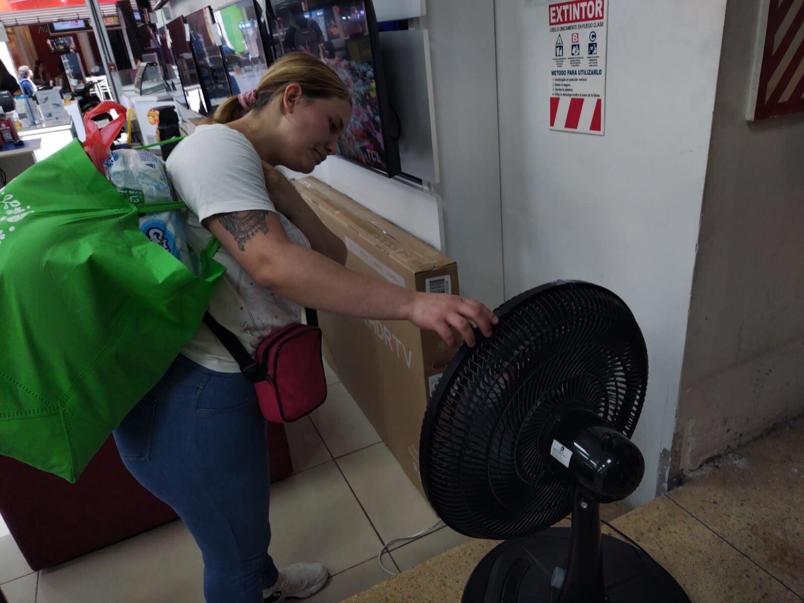 El calor disparó la venta loca de ventiladores este 2023. En la foto, doña Franchell Mora Chinchilla, una vecina de San Rafael Arriba de Desamparados, que andaba sudando la gota gorda por San José centro en busca de un ventilador para su casa porque la noche anterior se le quemó el que tenía.