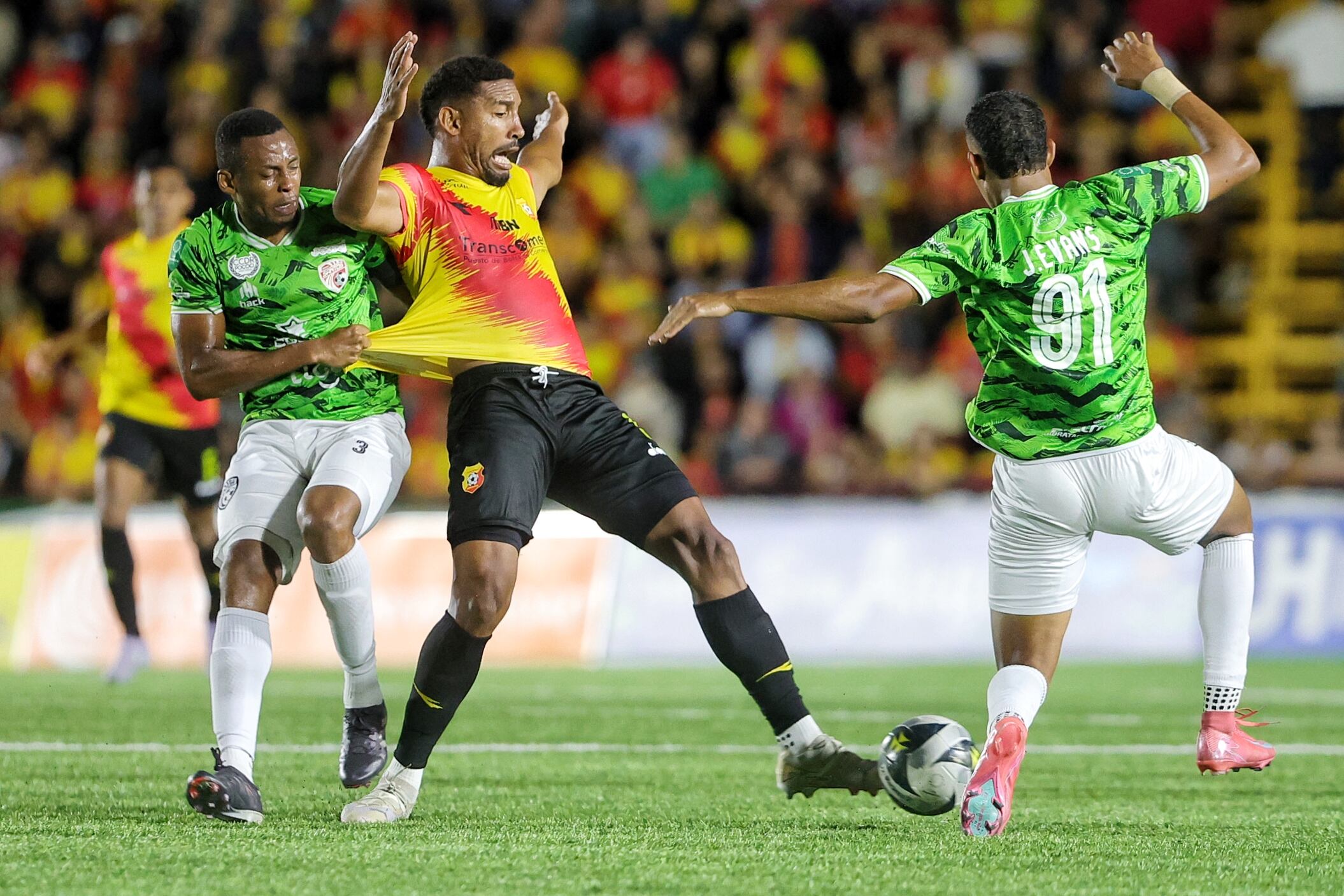 15/04/2025/ Juego entre Club Sport Herediano vs Santos de Guapiles por el torneo Clausura de la Liga Promerica en el estadio Carlos Alvarado / foto John Durán