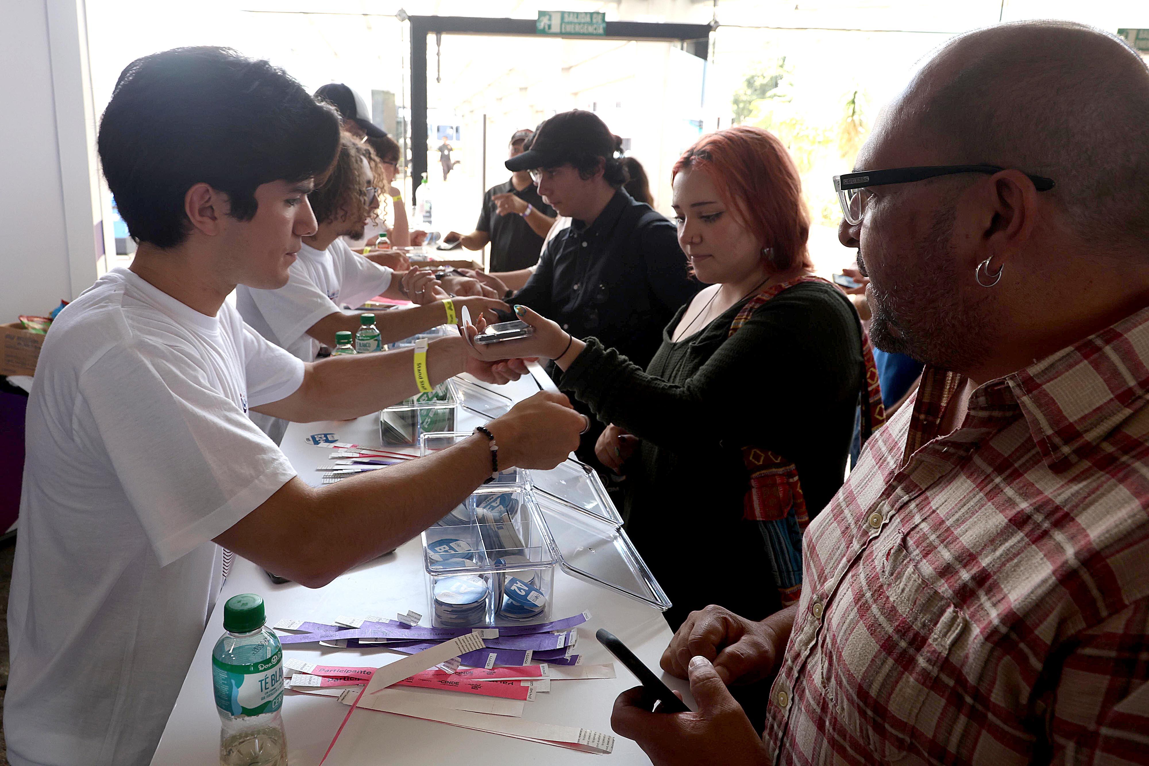 05/04/2024 Antigua Aduana, San José. Cientos de personas asistieron este viernes, desde muy temprano, a la feria de empleo multilingüe. Foto: Rafael Pacheco Granados