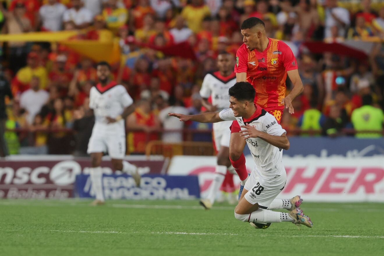22/12/2024 / Juego entre Herediano vs Liga Deportiva Alajuelense por el partido de ida de la gran final del torneo Apertura de la Liga Promerica / foto John Durán