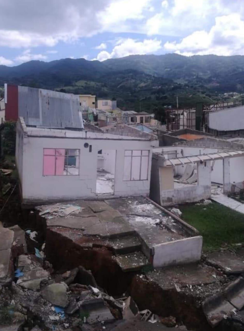 Deslizamiento causa destrucción de 27 casas en urbanización Valladolid de Desamparados. Foto cortesía.