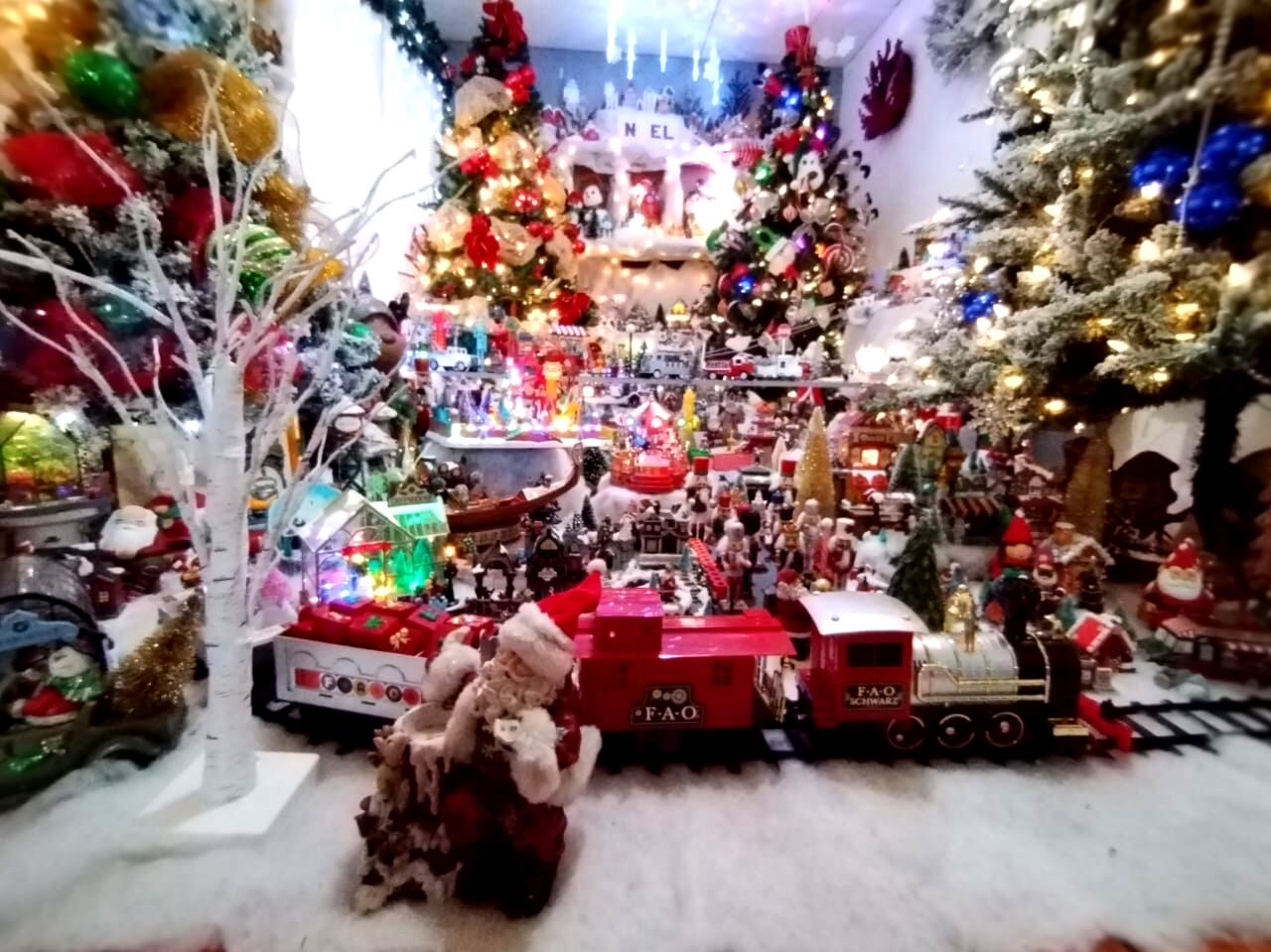 Lorena Girón Román lleva seis años armando su villa navideña en Calle San José de Grecia.