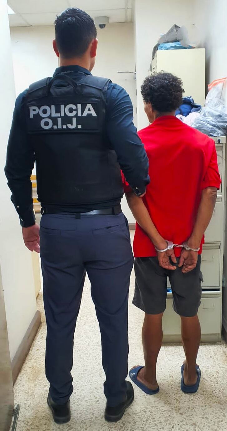 El sospechoso fue detenido la madrugada de este miércoles en el centro de Limón. Foto OIJ.