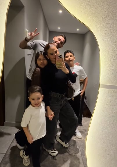 Jonathan Moya en Arabia Saudita junto a su esposa Joseline Valverde y sus hijos.