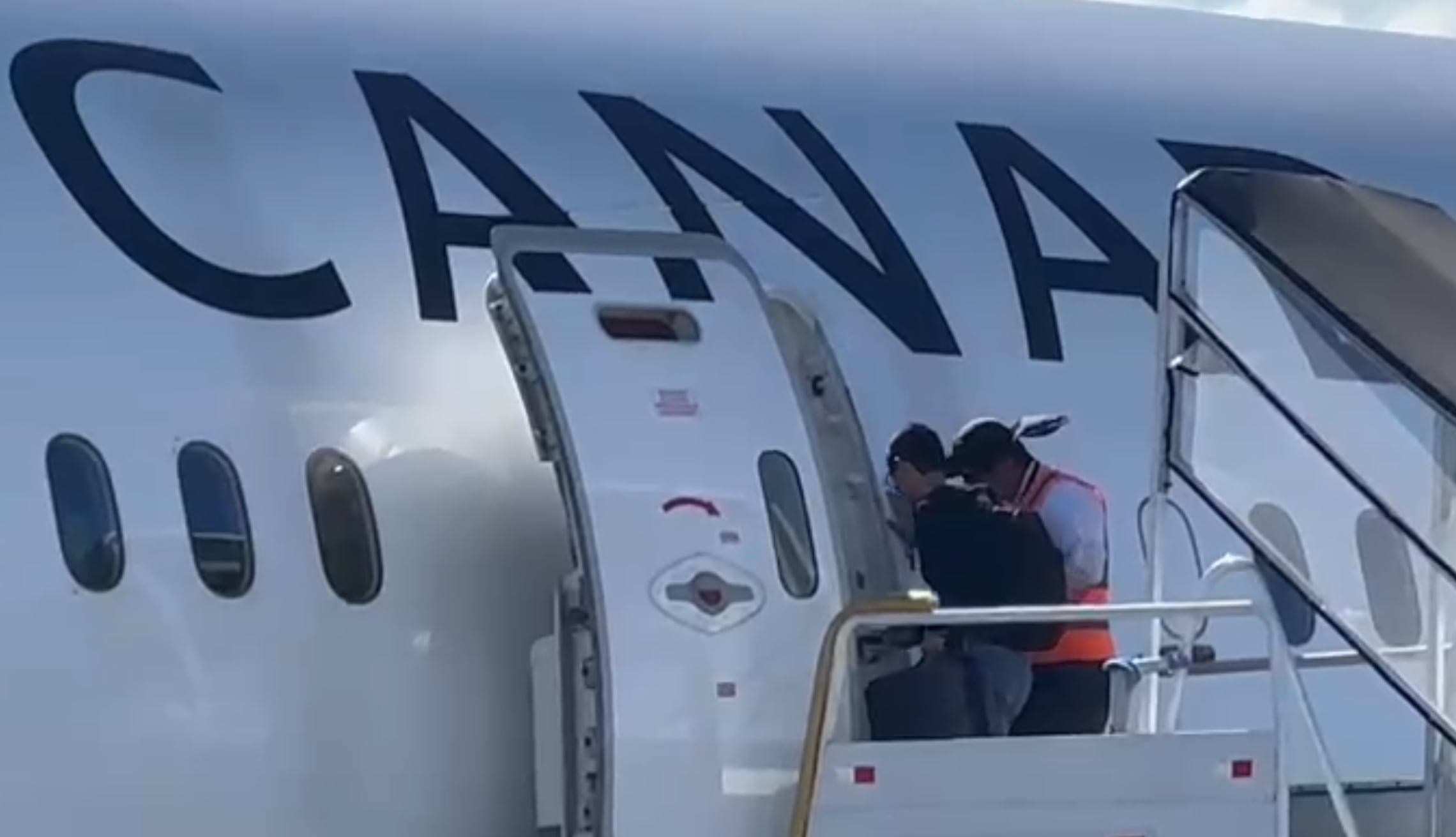 Luis Amador Jiménez, exministro del MOPT, aborda avión de Air Canadá para viajar a Montreal a autoexilio. Captura pantalla