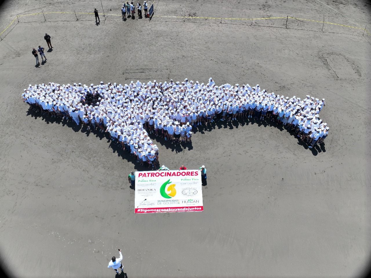 El sábado 8 de junio del 2024, a las 9 de la mañana, llegaron a la convocatoria 466 personas a playa Zancudo para formar la silueta de una ballena jorobada y así imponer un nuevo Record Guinnes.