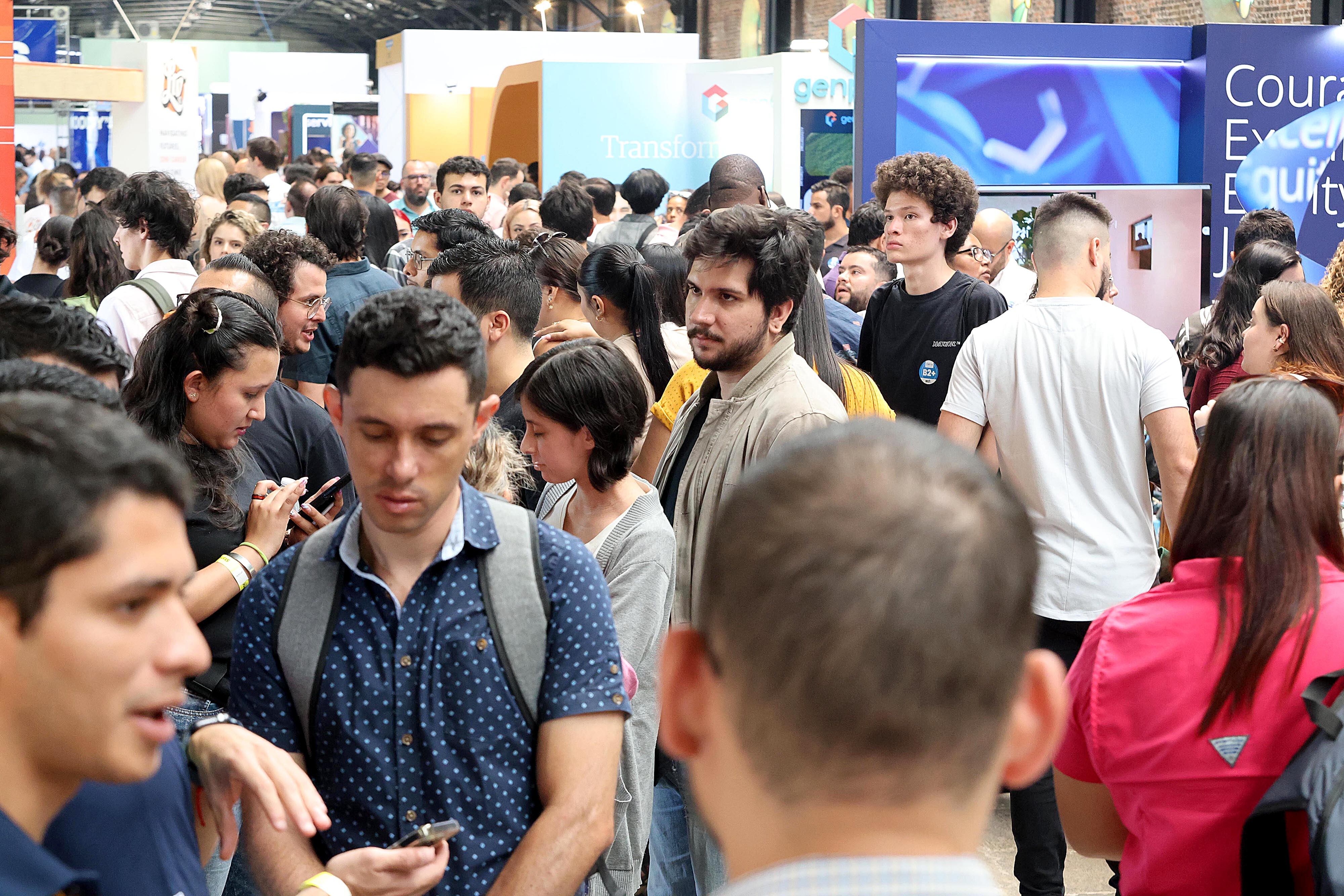 05/04/2024 Antigua Aduana, San José. Cientos de personas asistieron este viernes, desde muy temprano, a la feria de empleo multilingüe. Foto: Rafael Pacheco Granados