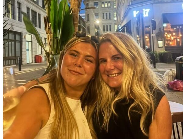 Georgia Taylor, de 24 años, falleció en el Hospital Universitario de Gales después de haber sido enviada dos veces a casa por médicos que pensaron que tenía una alergia. Su familia exige respuestas.