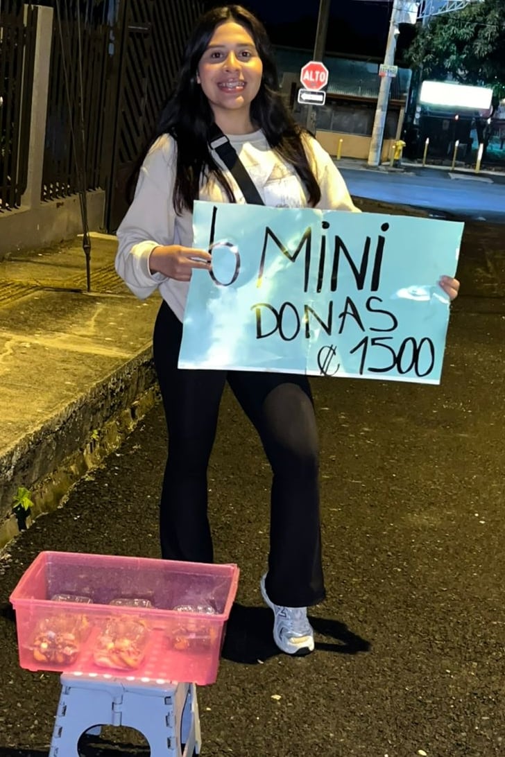 Con apenas 19 años, la nicaragüense Crystel Muñoz decidió dejar su natal Masaya y venirse a Costa Rica con una meta firme: salir adelante y construir un mejor futuro. Ahora vende donitas en un semáforo de Heredia