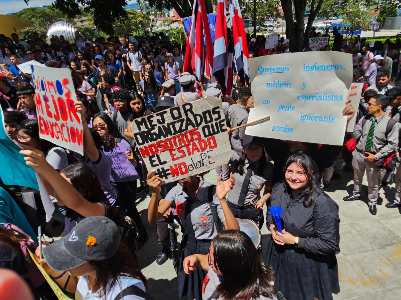 Estudiantes de colegios académicos, técnicos, diurnos y nocturnos de diferentes partes del país se manifestaron este 27 de julio en las calles con una marcha desde la fuente de la Hispanidad en San Pedro hasta el edificio de la Asamblea Legislativa