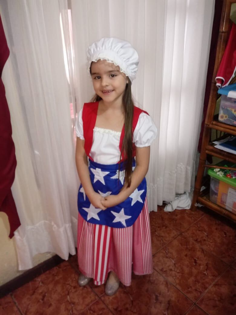 Los 18 alumnos del centro educativo Love at Work International Christian School de Alajuelita, estaban que no cabían de contentos cuando tuvieron que cumplir con la tarea para la celebración del 12 de octubre, Día de las Culturas, porque les tocó vestirse, cocinar y aprender tradiciones y cultura del país que ellos mismos decidieran.