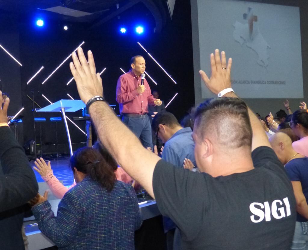 Este viernes 23 de julio, se estará realizando la primera vigilia nacional virtual. “Cielos abiertos sobre Costa Rica” es el nombre que recibe la campaña en la que cada congregación elige la plataforma que mejor le favorezca para reunirse, nos explica la Alianza Evangélica Costarricense