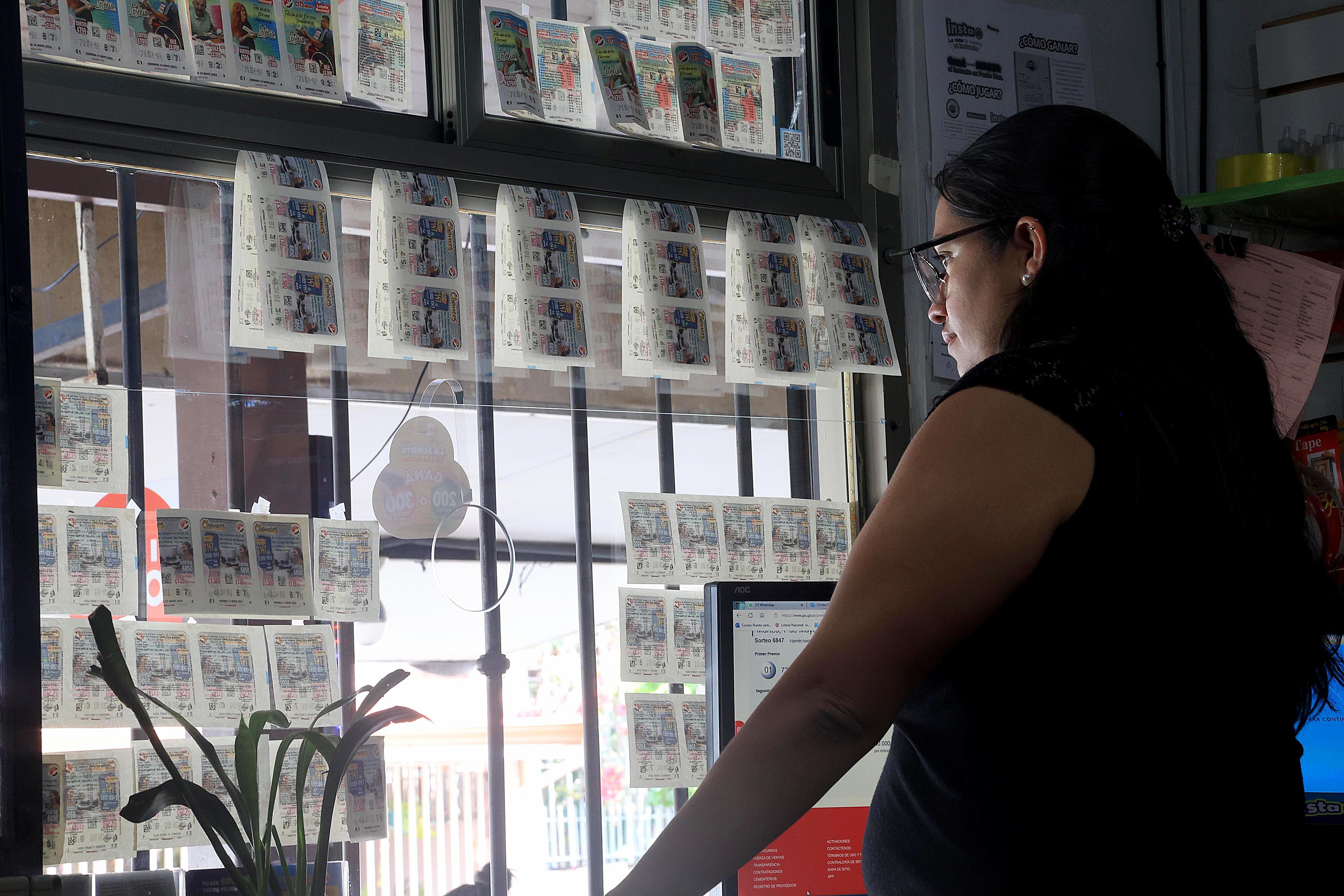 17/05/2024 San Vicente de Santo Domingo de Heredia. Sorayda Martínez vendía chances esta mañana en el puesto Copias y Más. Por estos días la venta de chances y lotería ha estado buena porque los compradores aspiran a ganar el premio acumulado que para este viernes está en 1200 millones de colones. Foto: Rafael Pacheco Granados