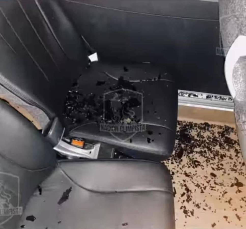 El bus del Olimpia fue atacado con piedras tras el partido contra Alajuelense en Alajuela. La prensa hondureña calificó el hecho como un acto de falta de educación y pidió sanciones a la Concacaf.