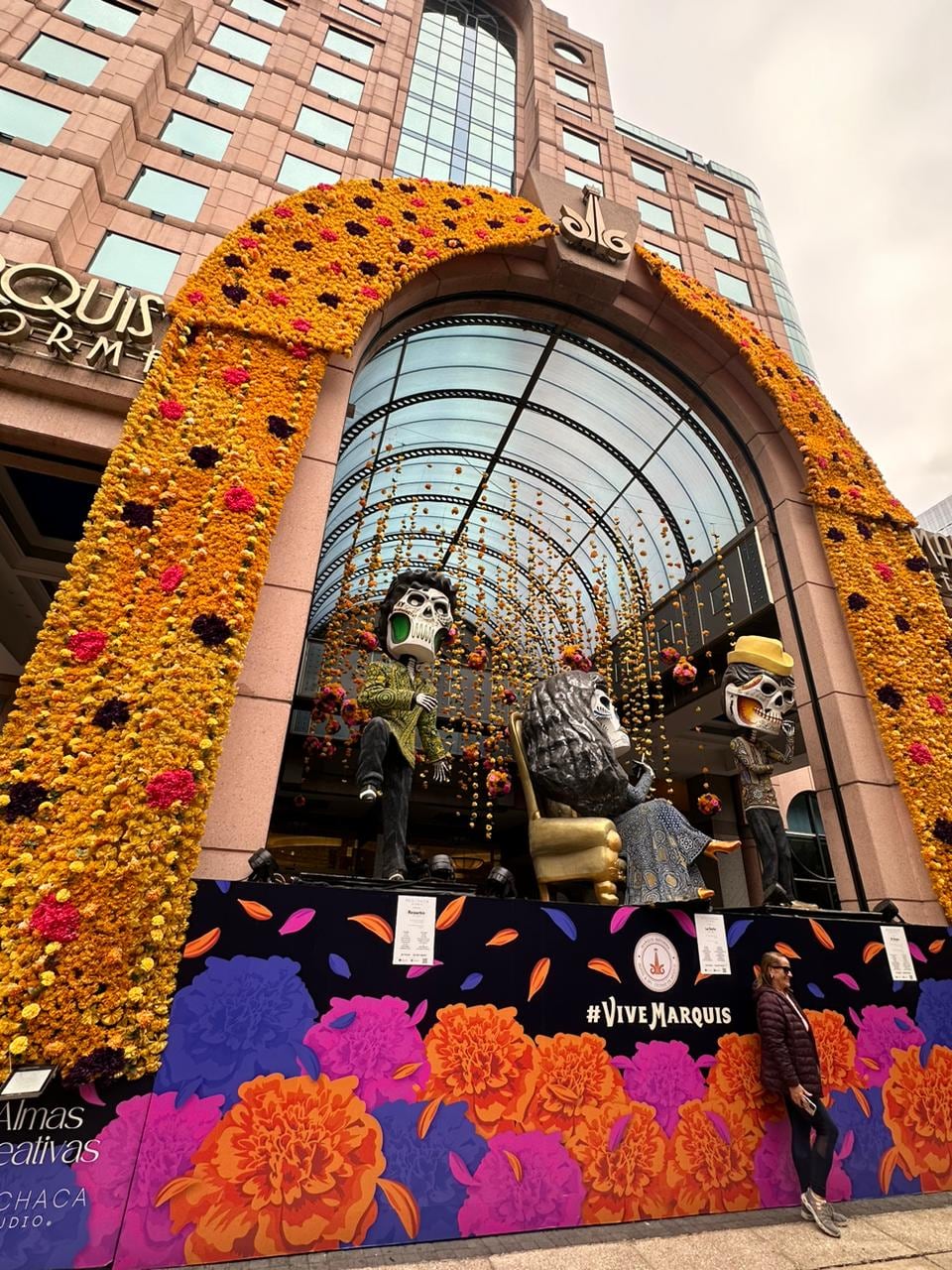 El olor que emanan estas flores hacen que los mexicanos digan: "Ya huele a muerto".