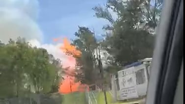 Cuerpo de emergencia en alerta por voraz incendio que afecta bodegas de empresa Kativo