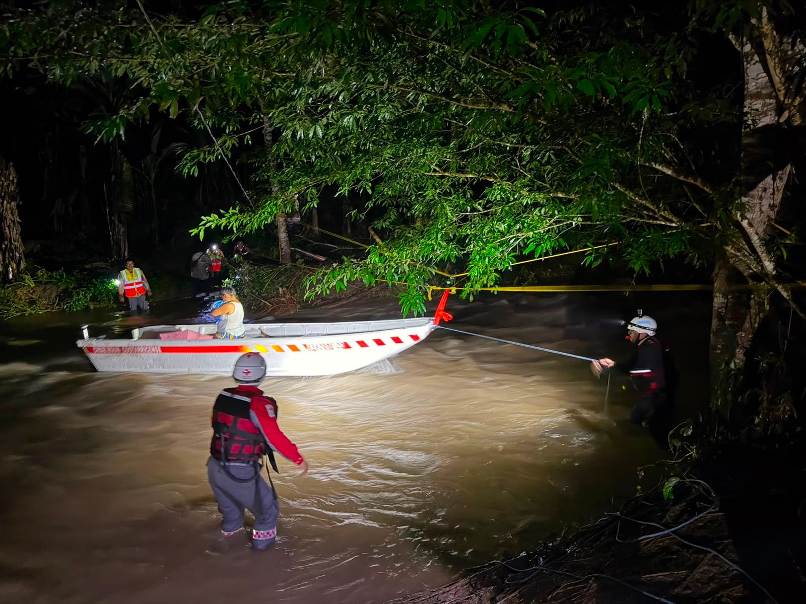 Inundaciones que afectan al Caribe y la Zona Norte del país mantienen a cientos de personas lejos de sus casas, desde la madrugada del 17 de agosto del 2026. Foto: Cruz Roja