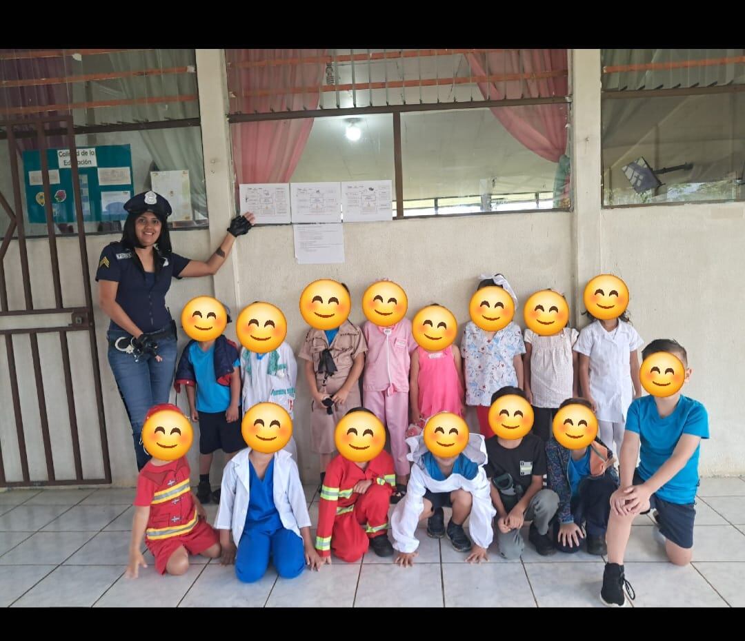 Taylín Cabezas Molina, mejor conocida como la payasita “Taylín de Tin Marín”, tiene 40 años, dos hijas y un corazón tan grande como sus zapatos de payaso.