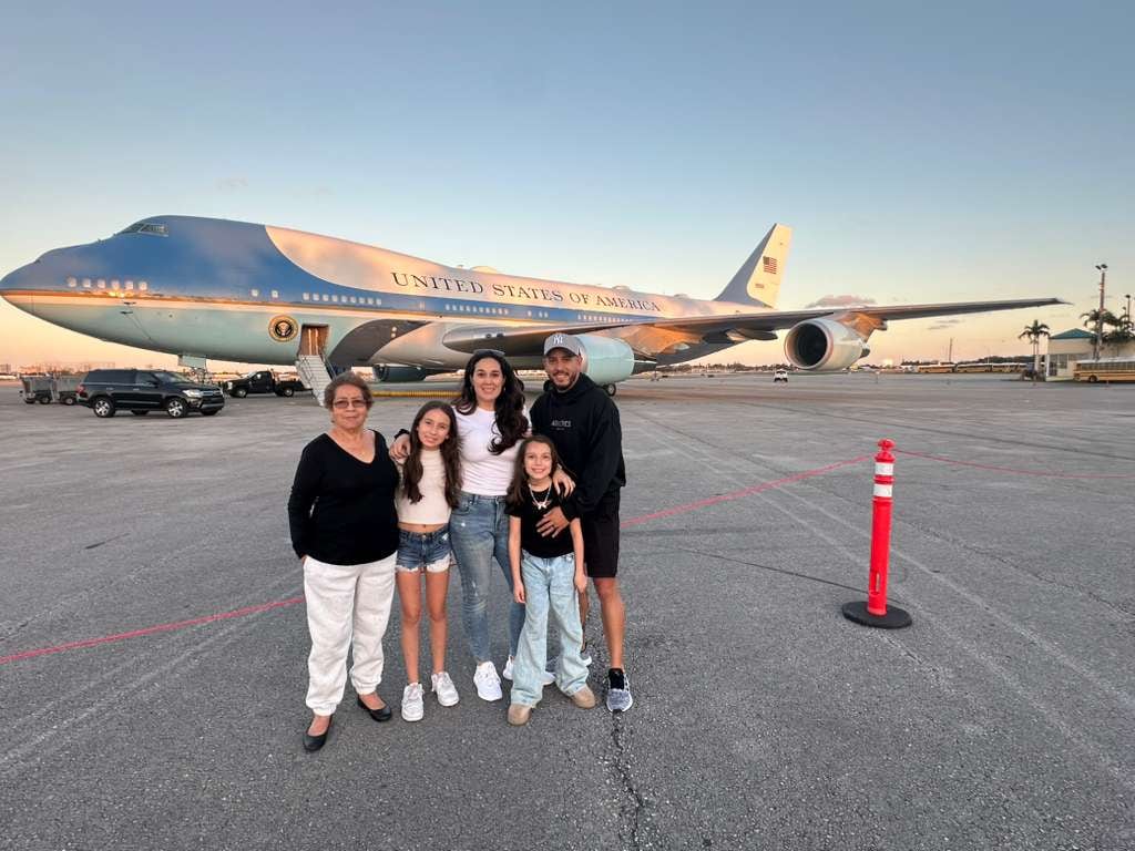 Por más de una década, Carlos Enrique Rojas Sanabria vivió en Estados Unidos a la sombra, sin papeles, sin poder estudiar ni aspirar a un empleo formal, hoy día, en el 2025, logra ser hasta guardaespaldas de Donald Trump.