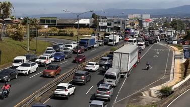 Tico mostró la insólita razón por la que se detuvo el tránsito en una calle de Costa Rica