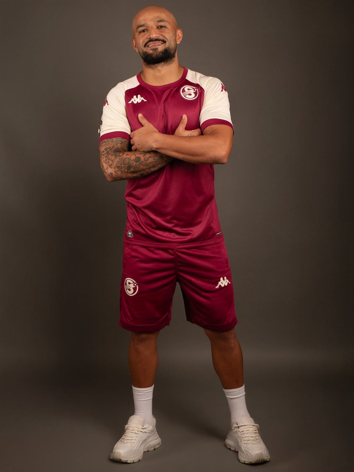 Ricardo Blanco modela las nuevas prendas del Saprissa. Fotos tomadas de Line Up.